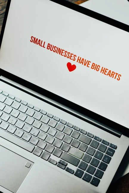 Gros plan d’une femme travaillant sur un projet de marketing digital dans un bureau à domicile.